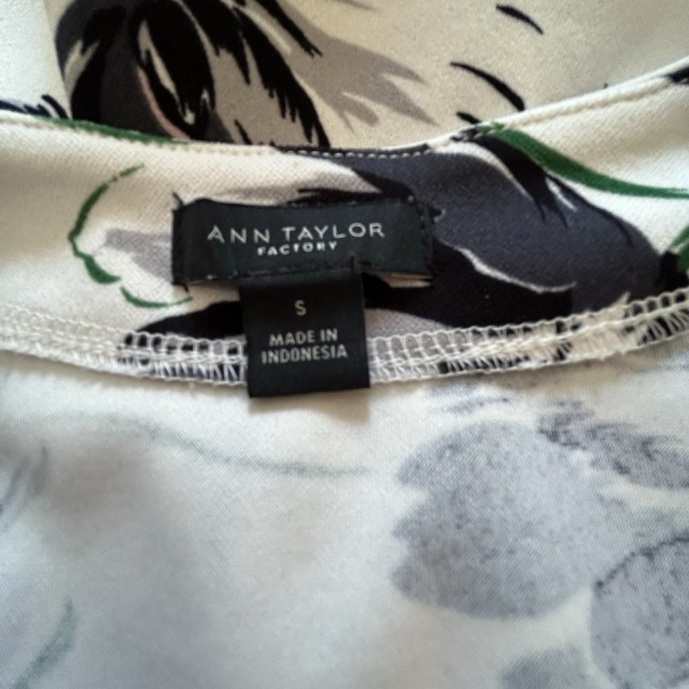 Ann Taylor White with black/grey/green flowers blouse Size S - Picture 6 of 8